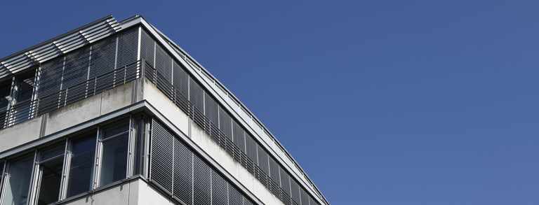Das Gebäude GBIII vor blauem Himmel im Sommer
