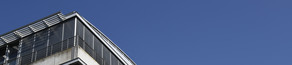 GBIII Sommer Das Gebäude GBIII vor blauem Himmel im Sommer