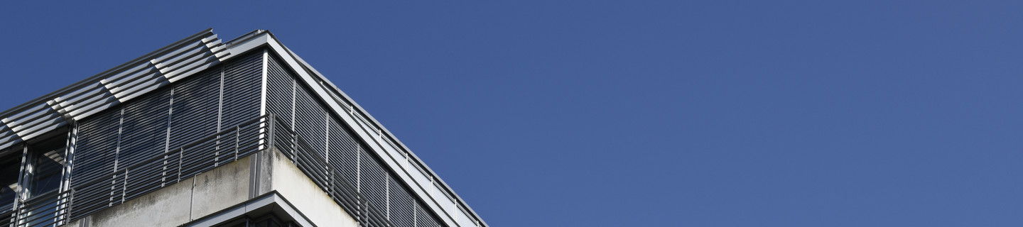 Das Gebäude GBIII vor blauem Himmel im Sommer