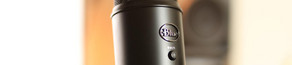 Podcastmikro Ein Podcastmikro vor weißem Hintergrund