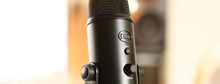 Ein Podcastmikro vor verschwommenen Hintergrund